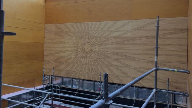 Los paneles de madera recrean una evocadora figura que casa con el esp&iacute;ritu ilustrado del edificio.