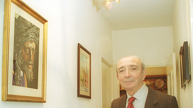 Antonio Ríos junto a un cuadro del Gran Poder.
