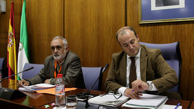 Fernando Villén (a la izquierda) en una comparecencia en el Parlamento.