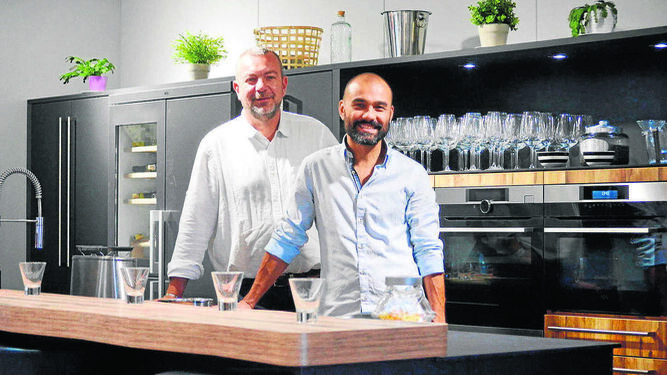Xavier Candela, director regional de Schmidt España, y Julio Vázquez, responsable de la tienda en Jerez.