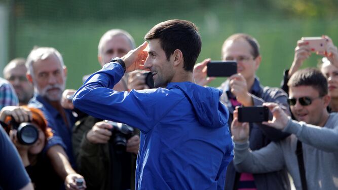 El serbio Novak Djokovic atiende a los medios de comunicación.