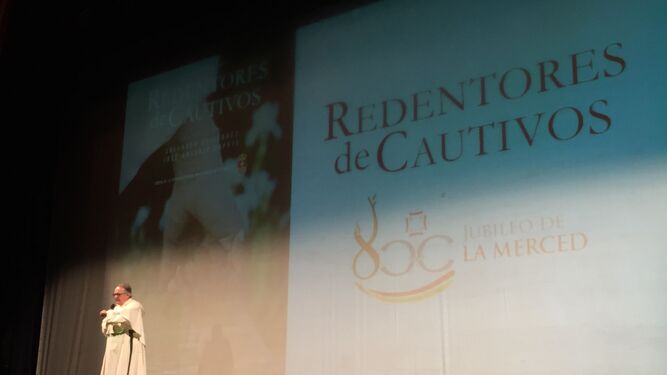 Fray Felipe Ortuno presentó el documental en el Teatro Villamarta