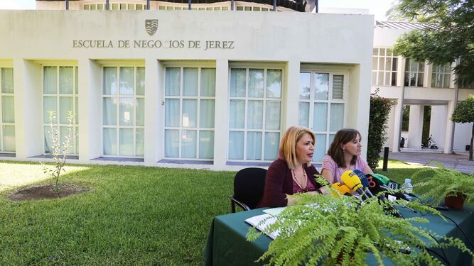 Mamen Sánchez y Laura Álvarez, durante la rueda de prensa en la Escuela de Negocios.