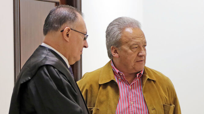 El ex alcalde Pedro Pacheco con su abogado, Manuel Hortas, durante la vista oral por el caso Huertos de ocio