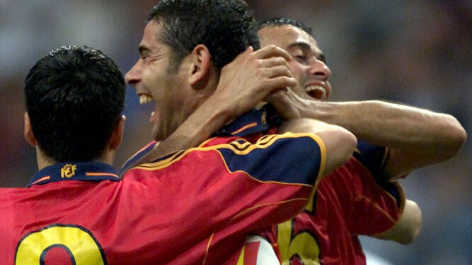 Luis Enrique abraza a Hierro tras marcar éste un gol con España.