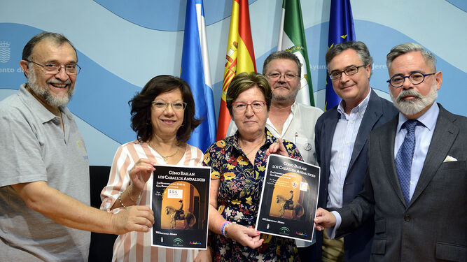 Carmen Collado y Juan Carlos Camas, ayer con representantes de las asociaciones beneficiadas.