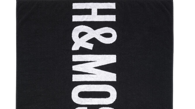Toalla negra y blanca de Moschino tv H&amp;M 39,99 EUR