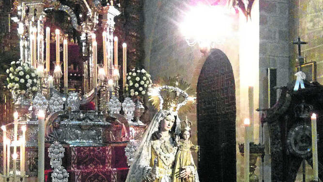 La Virgen del Rosario en un besamanos en Santo Domingo.