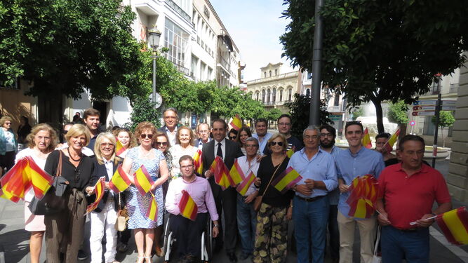 Dirigentes del PP de Jerez, con Saldaña a la cabeza, ayer en el centro repartiendo banderas de España.