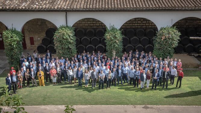 Foto de familia de los 150 distribuidores de la Península Ibérica que asistieron a la convención de González Byass.