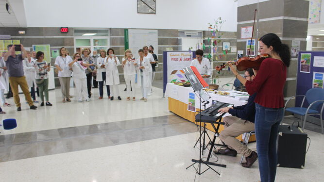 Raquel Pavón y Manuel Sánchez durante la actuación que ofrecieron en el Hospital de Puerto Real para celebrar el Día de los Cuidados Paliativos.