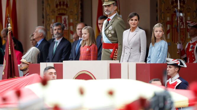 Los Reyes y sus hijas, en el palco principal, en un momento del desfile militar.
