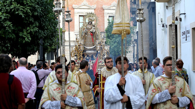 La Virgen del Rosario volvió a encandilar al Jerez cofrade