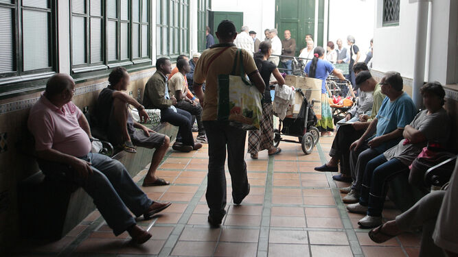 Un grupo de personas espera a ser atendido en un comedor social de Sevilla.