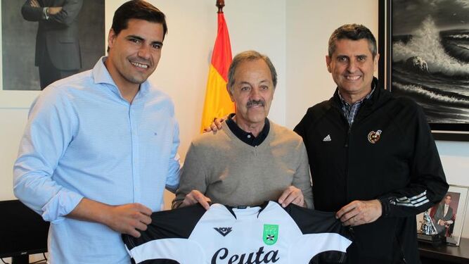 Carlos Orúe, junto al presidente de la Federación Ceutí de fútbol.