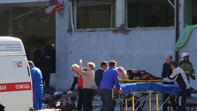 Los servicios de emergencias atienden a los heridos del colegio de Crimea.
