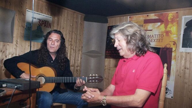 Tomatito y José Mercé durante la grabación del disco en el estudio que tiene el guitarrista en Aguadulce.