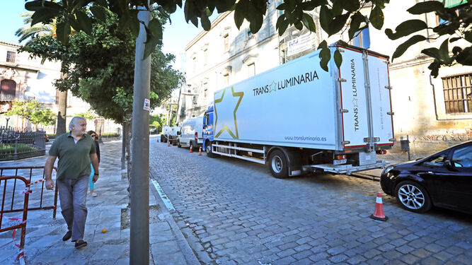 Uno de los camiones de la productora en las puertas del convento de Santo Domingo.