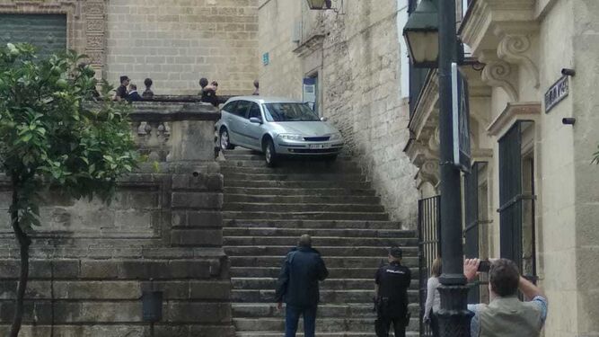 El coche en las escaleras de la Catedral.