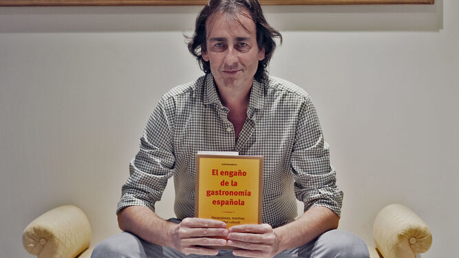 José Berasaluce posa con su libro en la sede de Diario de Cádiz