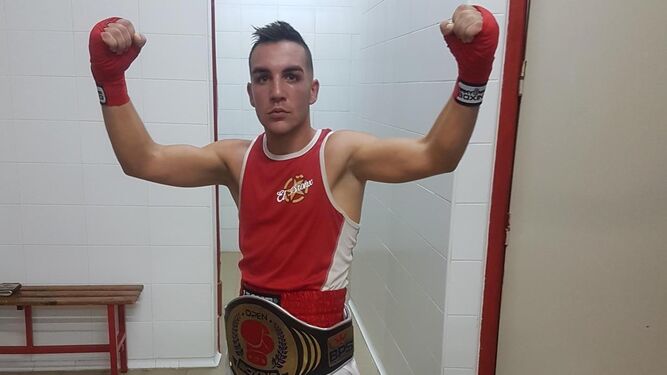 Borrego jr., púgil del Jerez Boxing Club, con el cinturón de campeón del Open Boxing Sevilla New Púgil