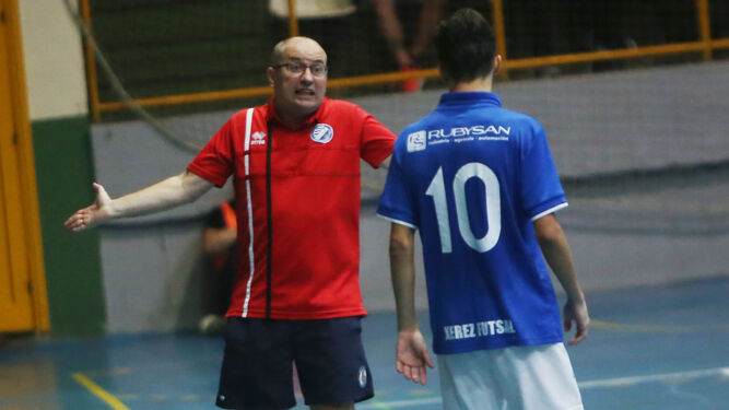 Juan Carlos Gálvez, dando instrucciones a Samuelito en el partido de Copa del Rey.