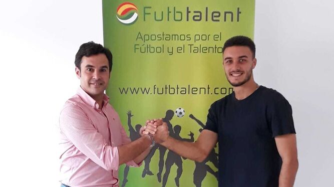 Naranjo, futbolista del Xerez CD, con Antonio Torrent, de Futbtalent.