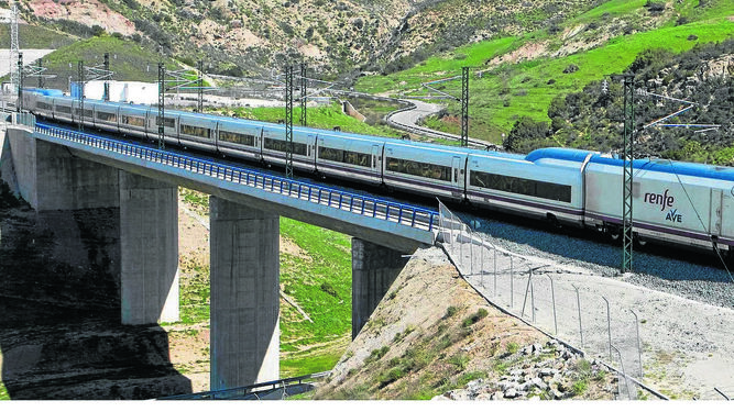Un tren de alta velocidad cruza uno de los viaductos del trazado.