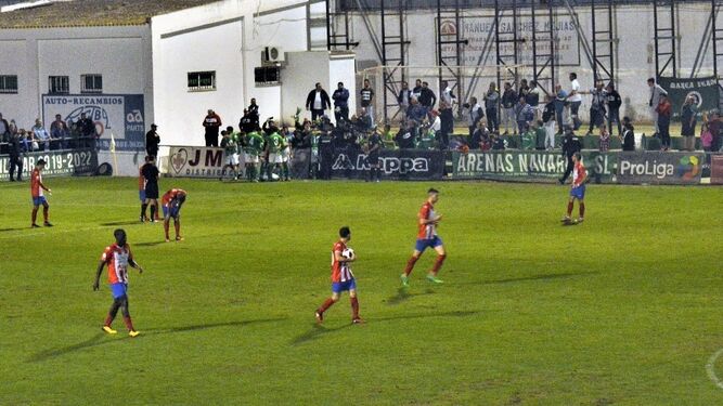 Los futbolistas verdiblancos celebran el gol de Güiza que culminaba la remontada en El Palmar.