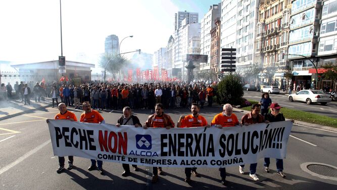 Manifestación convocada el sábado en La Coruña por el comité de empresa de Alcoa para protestar contra el anuncio de cierre de esta planta y de otra más en Avilés.