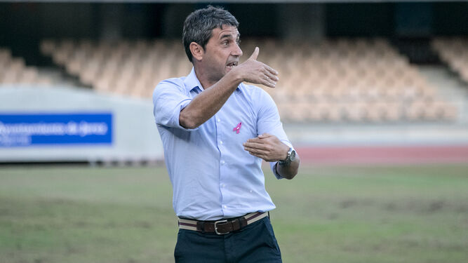 Masegosa, entrenador del Xerez DFC, da instrucciones en la banda.