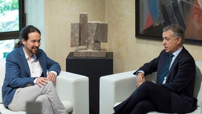 Pablo Iglesias conversa con Íñigo Urkullu durante el encuentro que mantuvieron el lunes en la Presidencia del Gobierno Vasco en Vitoria.