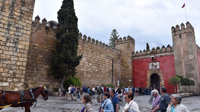 Las murallas que flanquean la Puerta del León.