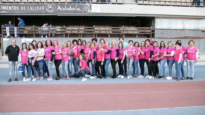 Un grupo de mujeres de AMMA Jerez posan en Chapín antes del inicio del partido.
