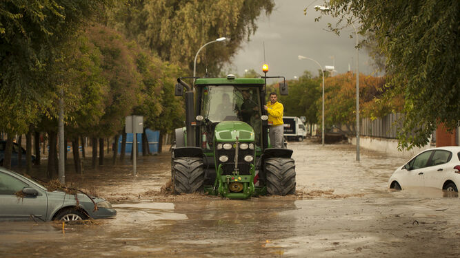 Un tractor en Campillos durante el día de las inundaciones.