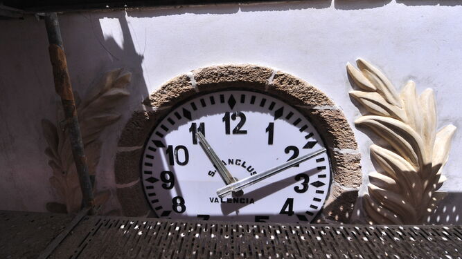 El reloj, durante las obras de rehabilitación de la fachada.