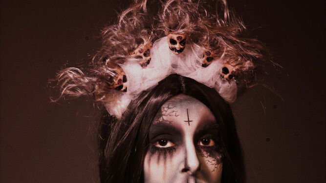 Maquillaje de Halloween de terror con cruz invertida, de @maitanefernandz