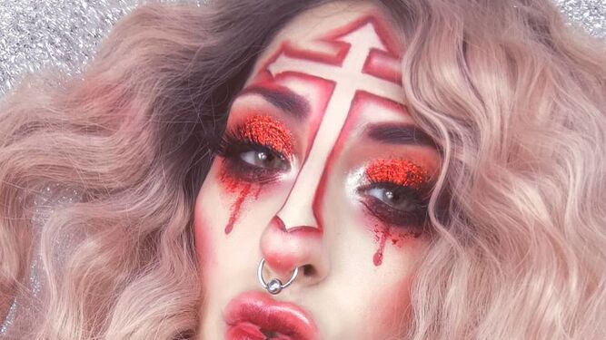 Maquillaje de terror con cruz, de @sara__ferraro