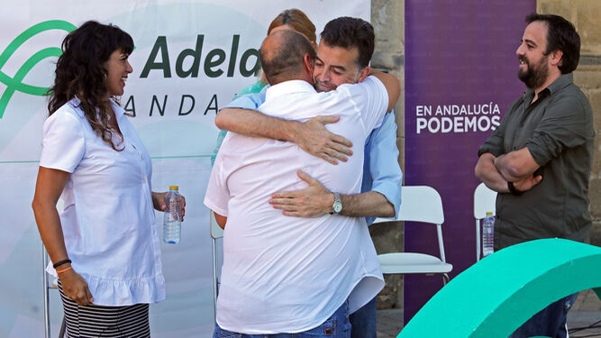 Raúl Ruiz-Berdejo se abraza con Antonio Maíllo ante la presencia de Teresa Rodríguez y Ángel Cardiel, de Podemos.