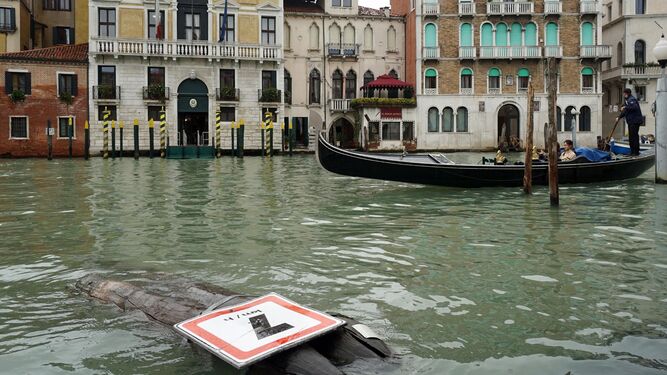 Un señal caída en un canal de Venecia.