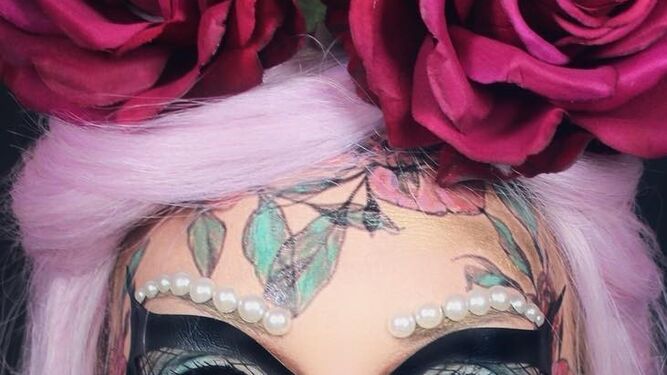 Maquillaje de m&aacute;scara con rosas y perlas, de @kandeejohnson