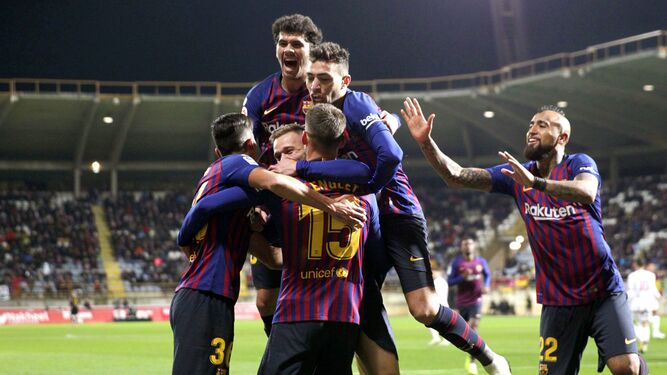 Los jugadores del Barça celebran el gol de la victoria de Lenglet