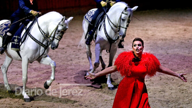 Un momento de la actuación de Ainhoa Arteta junto a los caballos.