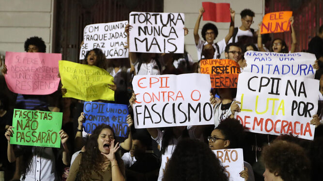 Un grupo de personas participa en una manifestación contra Jair Bolsonaro el martes en Río de Janeiro.
