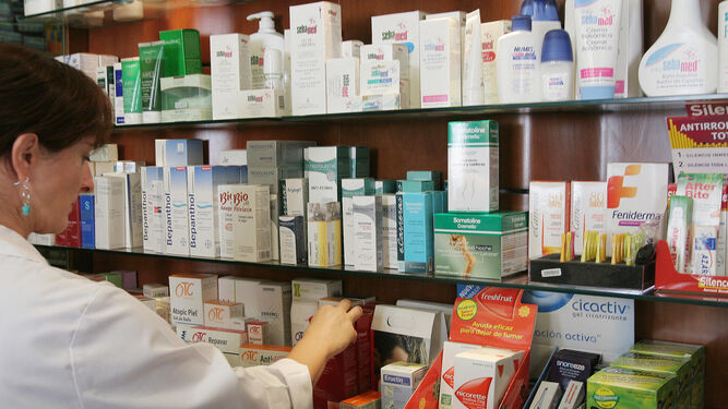 Imagen de archivo de una farmacéutica despachando un medicamento.