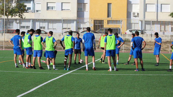 Los jugadores del Xerez DFC, en un entrenamiento en La Granja.