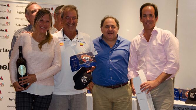 José Argudo, brand manager de González Byass, junto a Jaime Fernández e Ignacio Gonzalez Garcia-Mier, del Casino Jerezano, y algunos participantes.