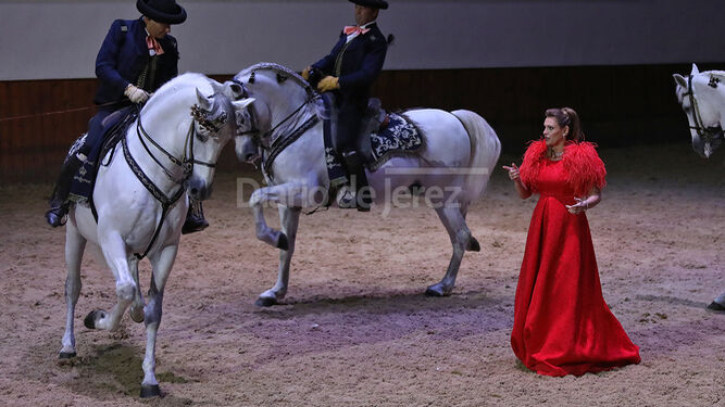Im&aacute;genes de la Gala de la Real Escuela del Arte Ecuestre, sublime Ainhoa Arteta bailando con los 'Caballos Andaluces'