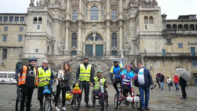 El equipo de '2plega2', con José Roa y miembros de la asociación 'Discamino', al llegar a la Plaza del Obradoiro en Santiago.