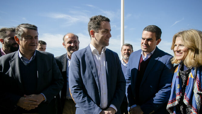 Ortiz (dcha.) junto al secretario general del PP, Teodoro García, este sábado en Cádiz.